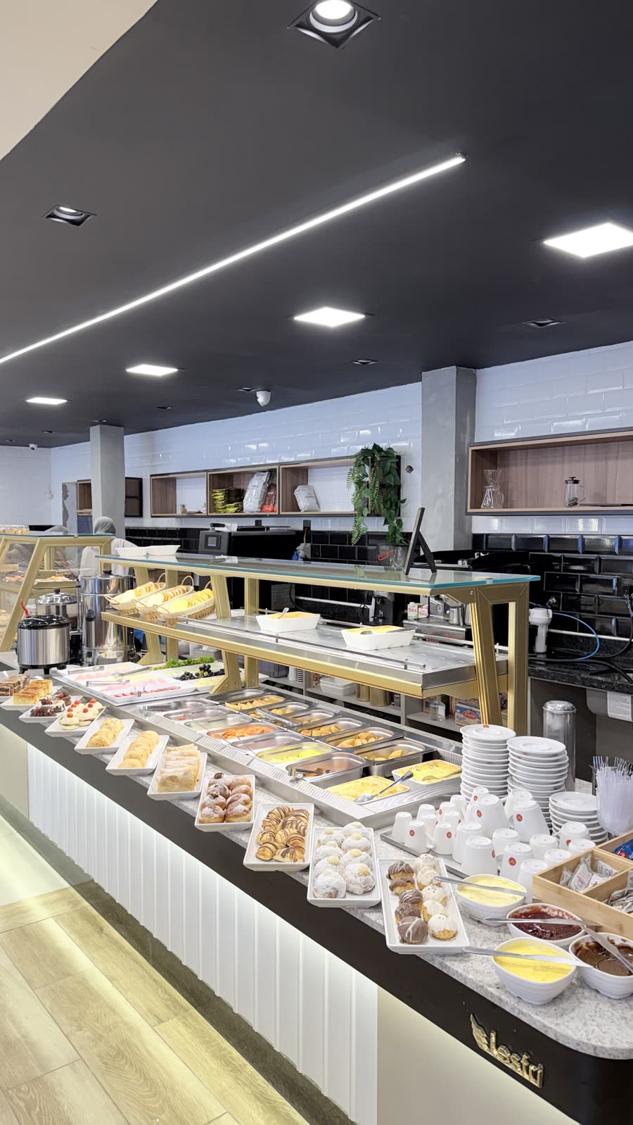 Buffet com cuba-réchaud e expositor superior champanhe