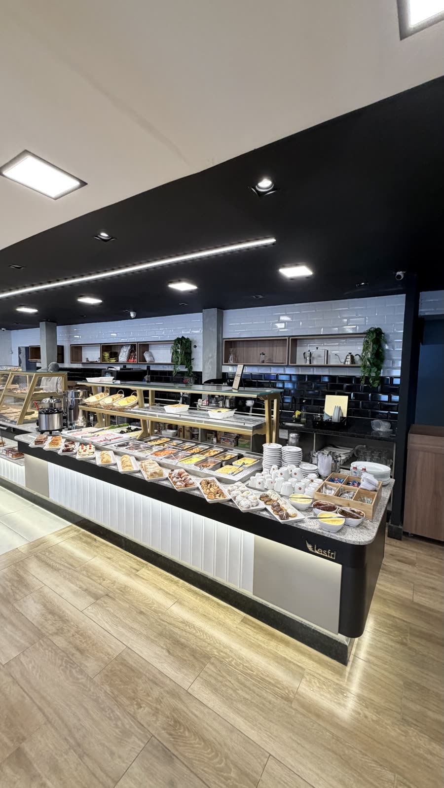 Buffet de café da manhã com balcão Lesfri
