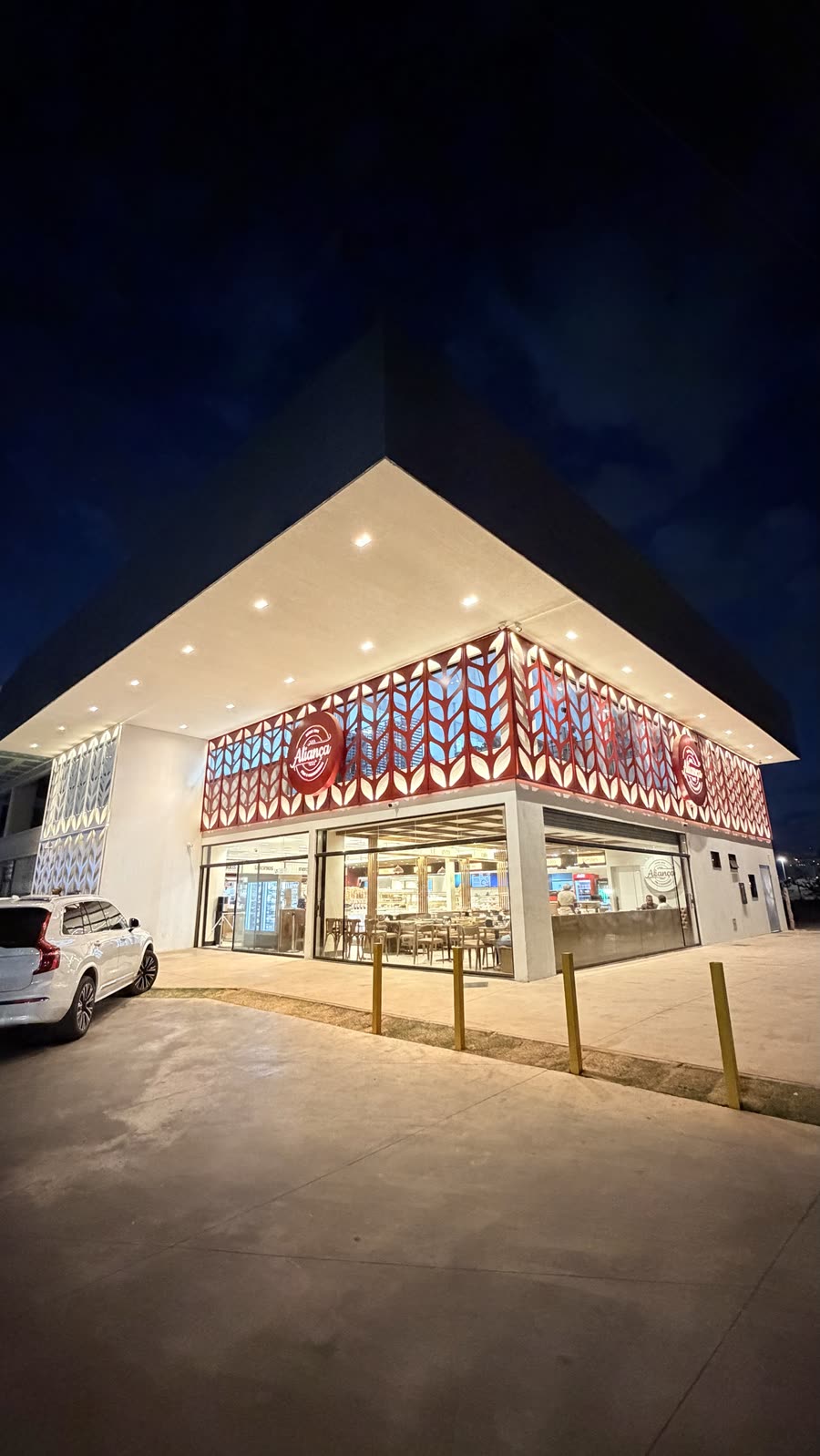 Fachada da Aliança Pães à noite