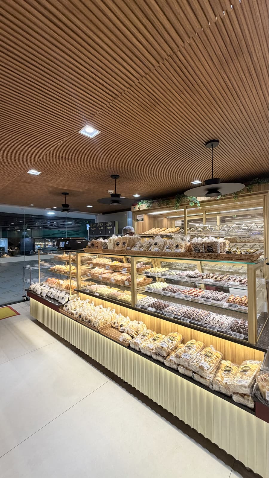 Vitrines de pães e doces com base iluminada