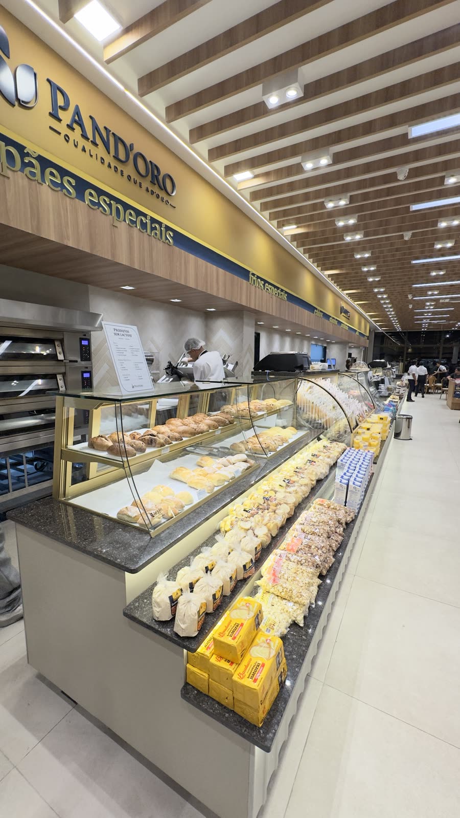 Balcão de pães especiais com vitrine champanhe