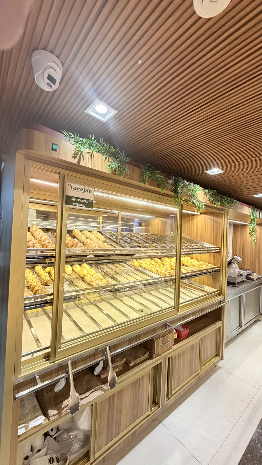 Expositor de pão francês em madeira e champanhe