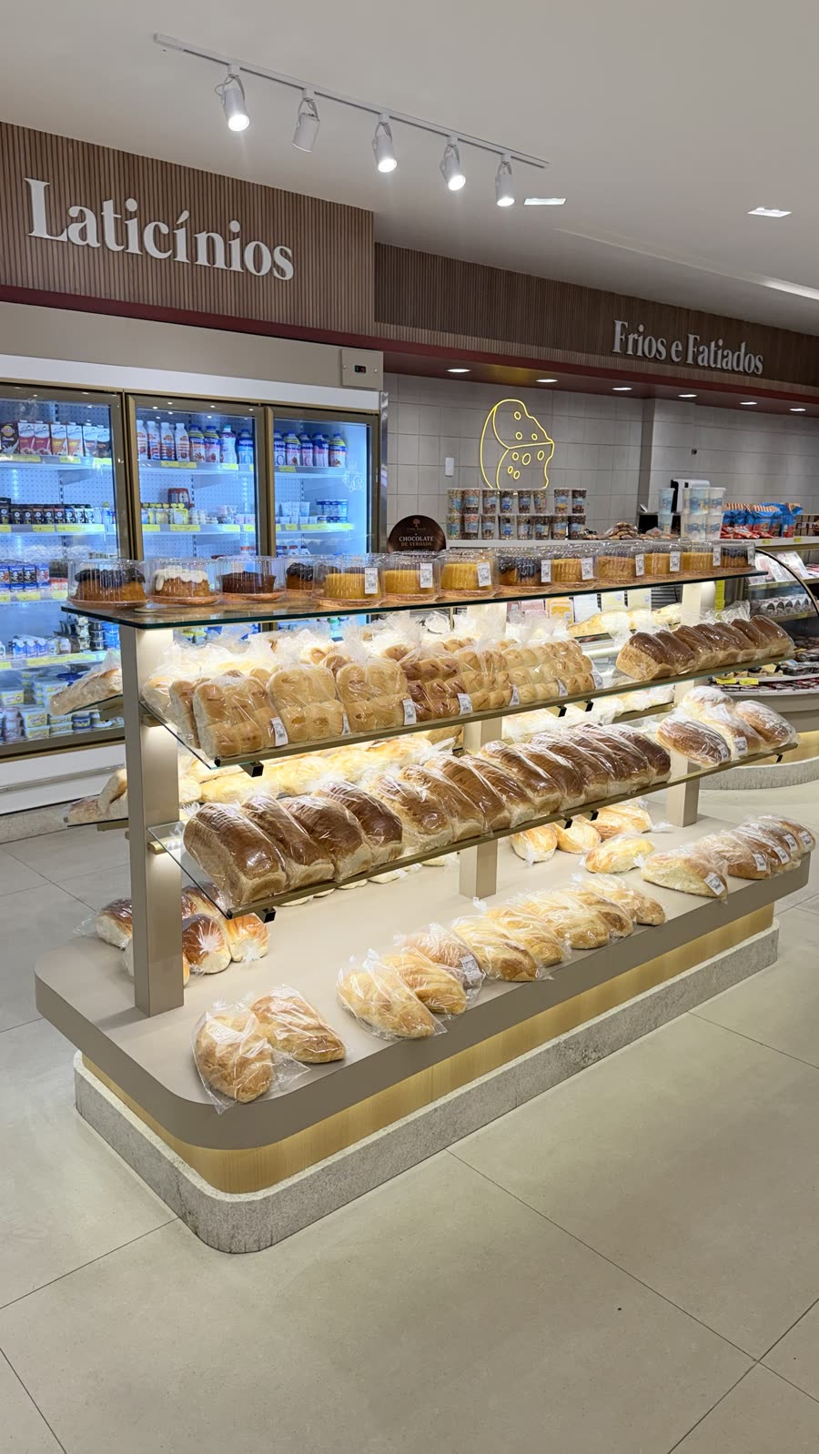 Ilha de pães embalados com prateleiras de vidro