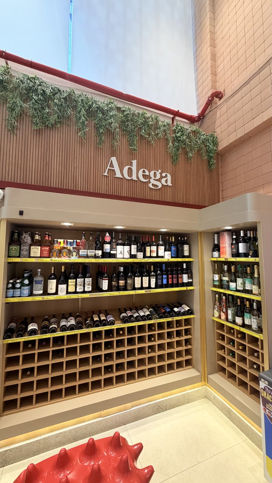 Adega com nichos para garrafas