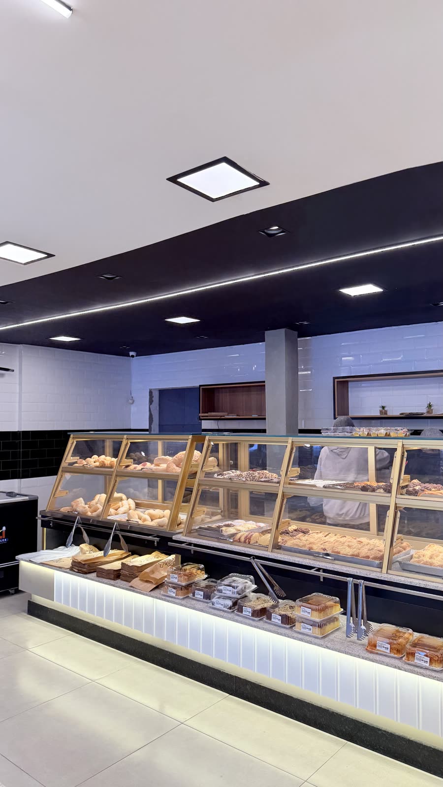 Vitrines de pães e salgados com base iluminada