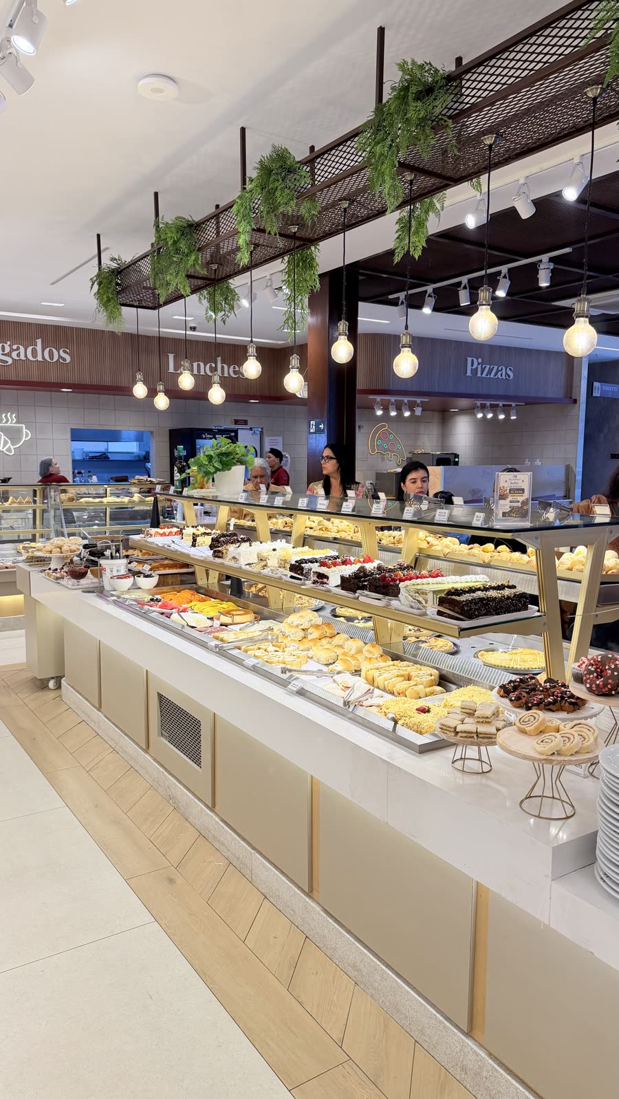 Buffet com expositor superior champanhe