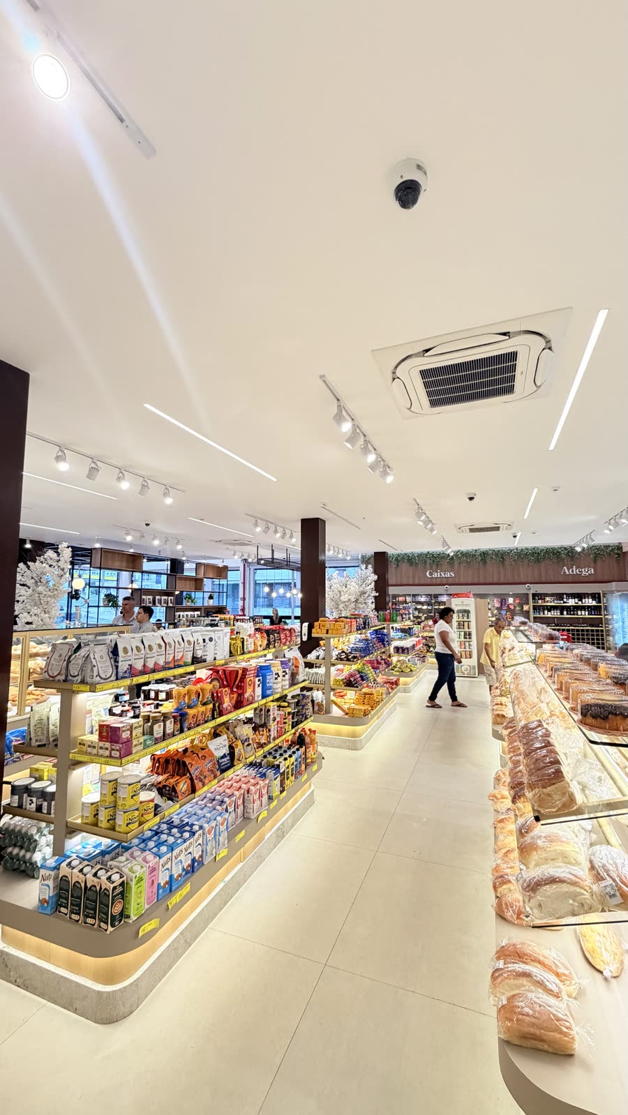 Gôndolas de mercearia com base iluminada