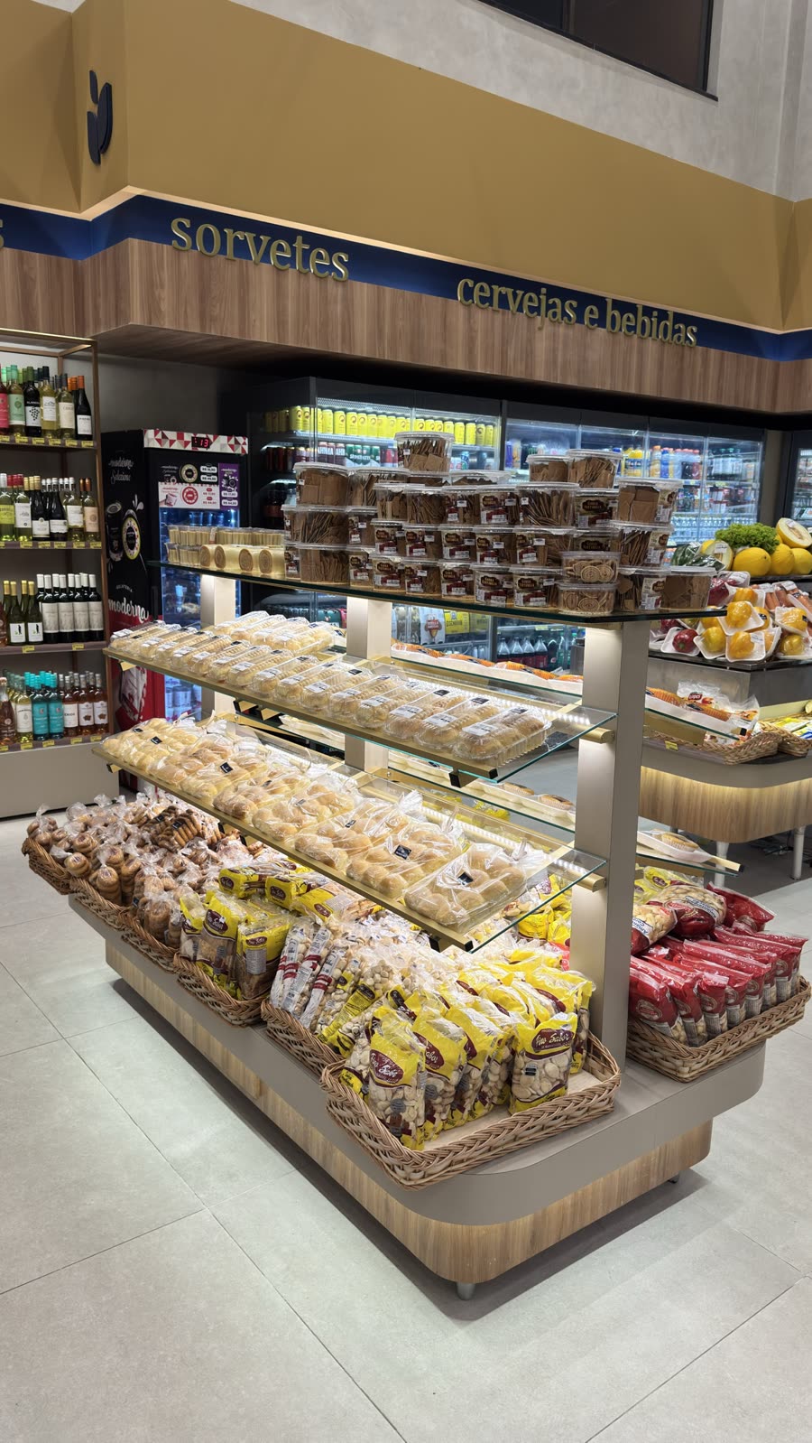 Ilha de pães com prateleiras de vidro